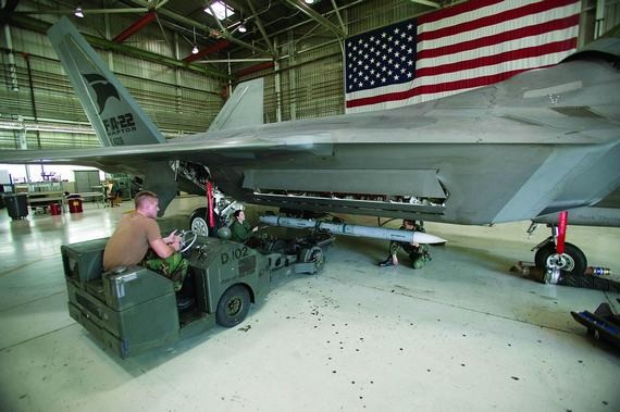 Máy bay chiến đấu tàng hình F-22 trang bị tên lửa không đối không AIM-120
